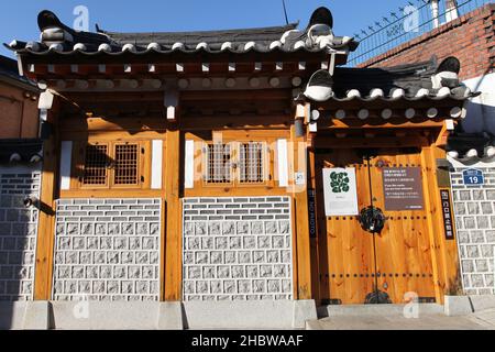 Bukchon Hanok Village in Seoul, Südkorea, mit traditionell gebauten Häusern im alten Hanok-Stil. Stockfoto