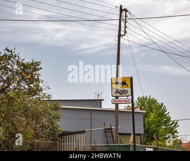 Leflimmi, Korfu, Griechenland - 03. August 2021: AGIP-Logo auf einem Pool. AGIP ist ein italienisches Ölunternehmen mit Hauptsitz in Roma, Italien. Lefkimmi ist der Süden von nm Stockfoto