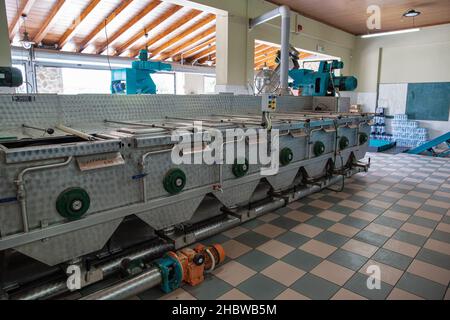 Vraganiotika, Korfu, Griechenland - 05. August 2021: Moderne Ausrüstung zum Pressen von Olivenöl in der Fabrik der Familie Mavrodius. Stockfoto