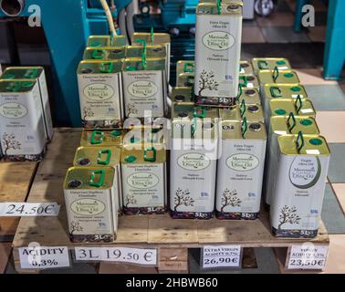 Vraganiotika, Korfu, Griechenland - 05. August 2021: Mavrodius Familienfabrik Pressen Olivenöl Shop mit einer breiten Palette von Olivenöl-Produkten in der Nähe. Stockfoto