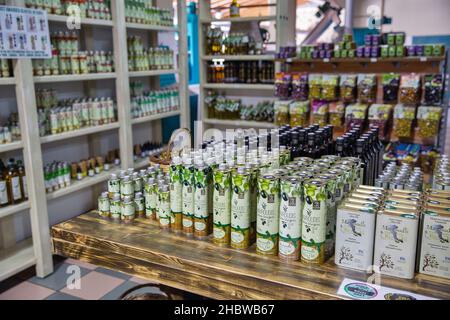 Vraganiotika, Korfu, Griechenland - 05. August 2021: Mavrodius Familienfabrik Pressen Olivenöl Shop mit einer breiten Palette von Olivenöl-Produkten in der Nähe. Stockfoto