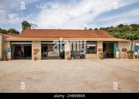 Vraganiotika, Korfu, Griechenland - 05. August 2021: Berühmte Fabrik der Familie Mavrodius, die Olivenöl und Museumsfassade presst. Stockfoto