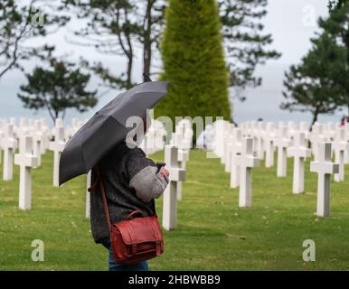 Colleville sur Mer, Frankreich - 5. August 2021: Amerikanischer Friedhof mit Kreuzen am Corlleville Sur Mer, einem Friedhof aus dem Zweiten Weltkrieg, der Amerikaner ehrt Stockfoto