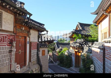 Bukchon Hanok Village in Seoul, Südkorea, mit traditionell gebauten Häusern im alten Hanok-Stil. Stockfoto