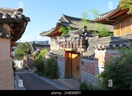 Bukchon Hanok Village in Seoul, Südkorea, mit traditionell gebauten Häusern im alten Hanok-Stil. Stockfoto