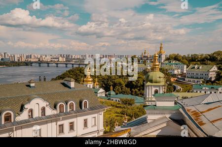 Panoramablick auf die Stadt Kiew vom Pechersk-Lavra-Kloster der Höhlen Stockfoto
