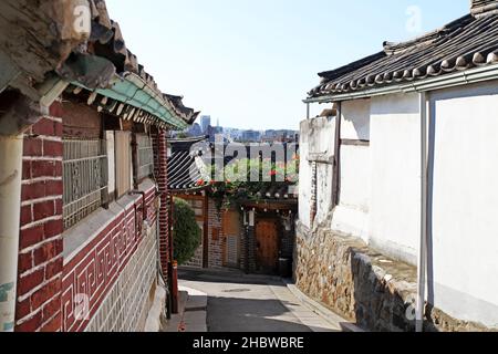 Bukchon Hanok Village in Seoul, Südkorea, mit traditionell gebauten Häusern im alten Hanok-Stil. Stockfoto