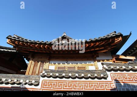 Bukchon Hanok Village in Seoul, Südkorea, mit traditionell gebauten Häusern im alten Hanok-Stil. Stockfoto