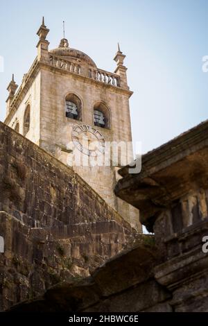 Fast Mittag am Fuße des sekundären Zugangs zur Kathedrale von Porto, Portugal Stockfoto