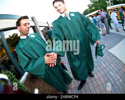 Franklin Lakes - 24-JUN-2010 - SN66181- Abschluss der Ramapo High School. Kyle Roll und Jed Pensky gratulieren sich nach der Zeremonie. FOTO von Stockfoto