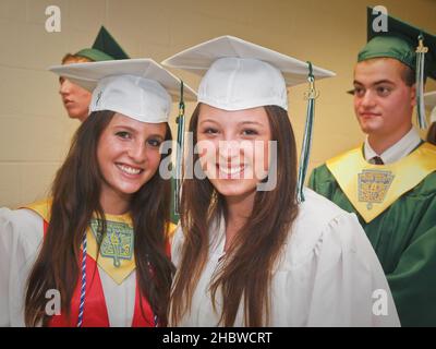 Franklin Lakes - 24-JUN-2010 - SN66181- Abschluss der Ramapo High School. Amy Beck und Rachel Alpert. FOTO VON JIM DELILLO Stockfoto