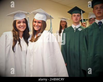 Franklin Lakes - 24-JUN-2010 - SN66181- Abschluss der Ramapo High School. Chelsea Hartigan und Melissa Healion. FOTO VON JIM DELILLO Stockfoto