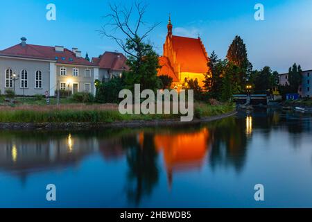 Panorama der Backsteingotik-Kathedrale von Bydgoszcz mit Spiegelung im Fluss Brda bei Nacht, Bydgoszcz, Polen Stockfoto