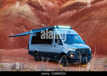 Blick in die Dämmerung auf den Wohnmobil Airstream Interstate 24X 4WD; Painted Hills; geologische Stätte; John Day Fossil Beds National Monument; in der Nähe von Mitchell; Oregon; USA Stockfoto