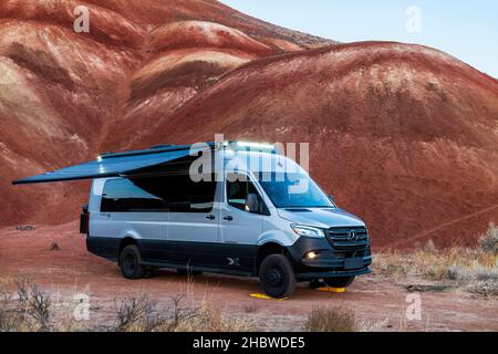 Blick in die Dämmerung auf den Wohnmobil Airstream Interstate 24X 4WD; Painted Hills; geologische Stätte; John Day Fossil Beds National Monument; in der Nähe von Mitchell; Oregon; USA Stockfoto