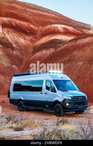 Blick in die Dämmerung auf den Wohnmobil Airstream Interstate 24X 4WD; Painted Hills; geologische Stätte; John Day Fossil Beds National Monument; in der Nähe von Mitchell; Oregon; USA Stockfoto