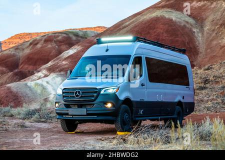 Blick in die Dämmerung auf den Wohnmobil Airstream Interstate 24X 4WD; Painted Hills; geologische Stätte; John Day Fossil Beds National Monument; in der Nähe von Mitchell; Oregon; USA Stockfoto