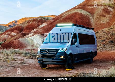 Blick in die Dämmerung auf den Wohnmobil Airstream Interstate 24X 4WD; Painted Hills; geologische Stätte; John Day Fossil Beds National Monument; in der Nähe von Mitchell; Oregon; USA Stockfoto