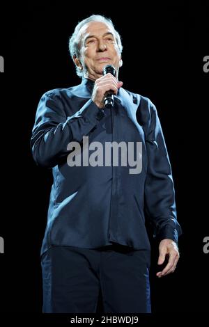 Madrid, Spanien. 21st Dez 2021. Jose Luis Perales, der Sänger, der während seines Aufführens beim Konzert im Wizink Center zu sehen war. Kredit: SOPA Images Limited/Alamy Live Nachrichten Stockfoto