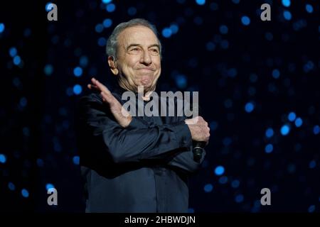 Madrid, Spanien. 21st Dez 2021. Jose Luis Perales, der Sänger, der während seines Aufführens beim Konzert im Wizink Center zu sehen war. Kredit: SOPA Images Limited/Alamy Live Nachrichten Stockfoto