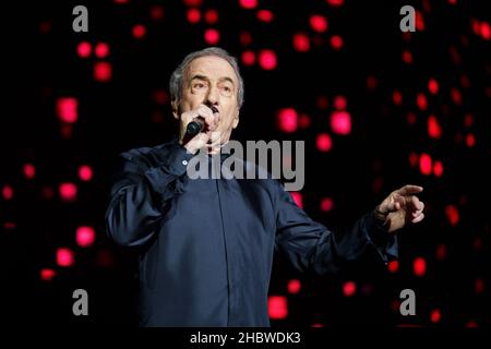 Madrid, Spanien. 21st Dez 2021. Jose Luis Perales, der Sänger, der während seines Aufführens beim Konzert im Wizink Center zu sehen war. (Foto: Atilano Garcia/SOPA Images/Sipa USA) Quelle: SIPA USA/Alamy Live News Stockfoto