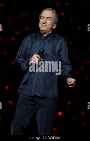 Madrid, Spanien. 21st Dez 2021. Jose Luis Perales, der Sänger, der während seines Aufführens beim Konzert im Wizink Center zu sehen war. Kredit: SOPA Images Limited/Alamy Live Nachrichten Stockfoto