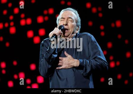 Madrid, Spanien. 21st Dez 2021. Jose Luis Perales, der Sänger, der während seines Aufführens beim Konzert im Wizink Center zu sehen war. (Foto: Atilano Garcia/SOPA Images/Sipa USA) Quelle: SIPA USA/Alamy Live News Stockfoto