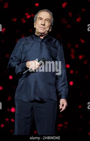 Madrid, Spanien. 21st Dez 2021. Jose Luis Perales, der Sänger, der während seines Aufführens beim Konzert im Wizink Center zu sehen war. (Foto: Atilano Garcia/SOPA Images/Sipa USA) Quelle: SIPA USA/Alamy Live News Stockfoto