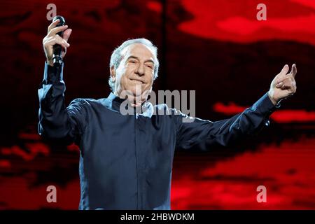 Madrid, Spanien. 21st Dez 2021. Jose Luis Perales, der Sänger, der während seines Aufführens beim Konzert im Wizink Center zu sehen war. (Foto: Atilano Garcia/SOPA Images/Sipa USA) Quelle: SIPA USA/Alamy Live News Stockfoto