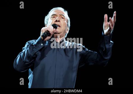 Madrid, Spanien. 21st Dez 2021. Jose Luis Perales, der Sänger, der während seines Aufführens beim Konzert im Wizink Center zu sehen war. (Foto: Atilano Garcia/SOPA Images/Sipa USA) Quelle: SIPA USA/Alamy Live News Stockfoto