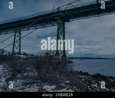 Angus L. Macdonald Bridge in Halifax Regional Municipality, erstreckt sich über den Hafen von Halifax von der Innenstadt von Halifax nach Dartmouth Stockfoto