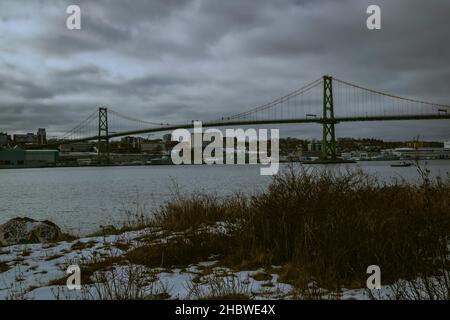 Angus L. Macdonald Bridge in Halifax Regional Municipality, erstreckt sich über den Hafen von Halifax von der Innenstadt von Halifax nach Dartmouth Stockfoto