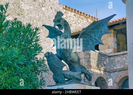 Statue des Basilisken von Rijeka am Burghof von Trsat Stockfoto