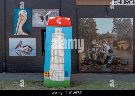 Schiefe Telefondose und Wandtapeten, Tongala, Victoria, Australien Stockfoto