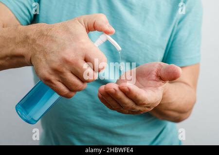 Mann mit Handdesinfektionsmittel. Desinfektionsmittel für Heimwerker. Persönliche Hygiene während einer Coronavirus- oder COVID-19-Pandemie Stockfoto