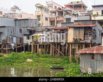 Häuser entlang des Mekong-Flusses eine Welt für sich - Chau Doc, Vietnam Stockfoto