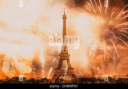 Silvesterfeuerwerk in Paris rund um den Eiffelturm Stockfoto