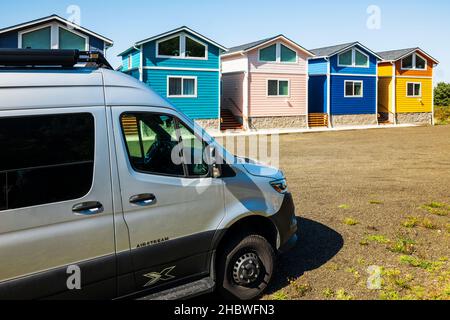 Airstream Interstate 24X 4WD Wohnmobil; farbenfrohe Häuser; Neptune; Oregon; USA Stockfoto