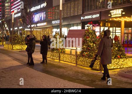 Moskau, Russland - 2020. Januar: Neujahrs- und Weihnachtsdekorationen an der Noviy Arbat (New Arbat Avenue) Straße in Moskau Stockfoto