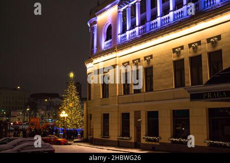 Moskau, Russland - 2020. Januar: Der Bau des Denkmals der Architektur des Restaurants Prag auf der New Arbat Avenue in Moskau, Abend Illuminati Stockfoto