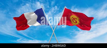 Gekreuzte Nationalflaggen von Frankreich und Kirgisistan, die im Wind bei bewölktem Himmel winken. Symbolisiert Beziehung, Dialog, Reisen zwischen zwei Gräfin Stockfoto