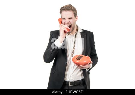 Wütender Geschäftsmann schreit im Vintage-Telefonhörer, der Festnetztelefon, Telefonie hält Stockfoto