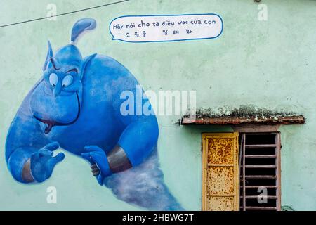 Eine Zeichentrickfigur ist das Hauptmerkmal auf der Seite dieses Haus Wandbild. Stockfoto