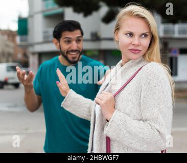 Das Paar streikt wegen der Meinungsverschiedenheiten zwischen ihnen Stockfoto