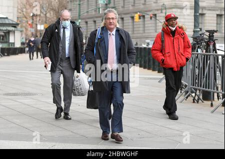 New York, USA. 21st Dez 2021. Der Verteidiger Jeffrey Pagliuca (Mitte) kam im Bundesgericht im südlichen Bezirk von New York zum Prozess gegen Ghislaine Maxwell, New York, NY, 21. Dezember 2021 an. Eine Jury hat ihre Beratungen darüber begonnen, ob der britische Sozialite ein gefährliches Raubtier ist, das Jugendliche rekrutiert hat, um von dem Finanziers Jeffrey Epstein sexuell missbraucht zu werden, wie Staatsanwälte behaupten. (Foto von Anthony Behar/Sipa USA) Quelle: SIPA USA/Alamy Live News Stockfoto