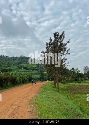 Eine vertikale Aufnahme einer Straße zum Wandern an einem bewölkten Tag in Ruanda, Kigali Stockfoto