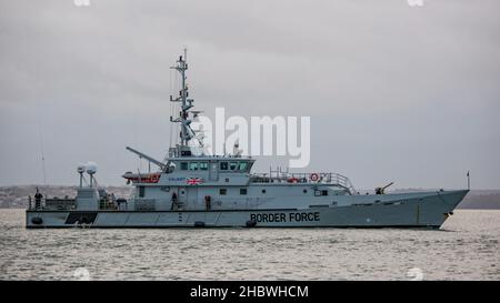 Der britische Grenztruppen-Cutter HMC Valiant kommt am 9th. Dezember 2021 nach Portsmouth Harbour, Großbritannien. Stockfoto