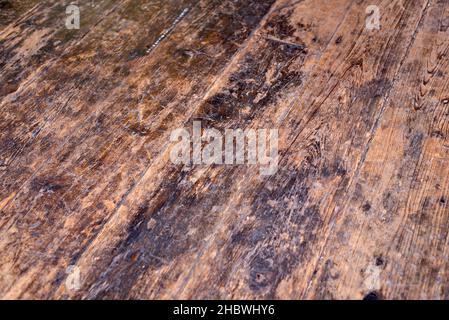 Alte Holzstruktur Hintergrund, verwittert und verkratzt alten dunklen Holzboden. Scheune Boden mit großen Dielen. Stockfoto