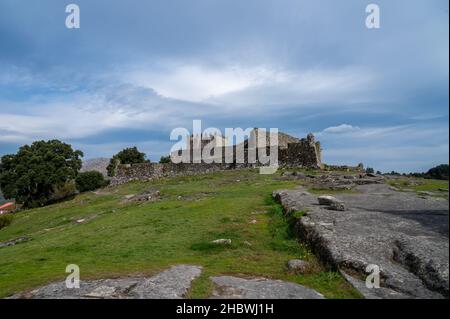 Eine Aufnahme der mittelalterlichen Burg von Lindoso im Nationalpark Peneda-Geres in Portugal Stockfoto