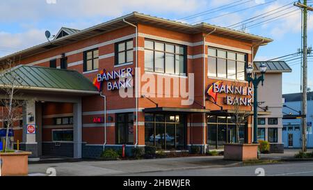 Everett, WA, USA - 19. Dezember 2021; Banner Bank Gebäude in Everett Washington an der Colby Avenue. Das ATM-Schild ist an der Durchfahrt beleuchtet Stockfoto